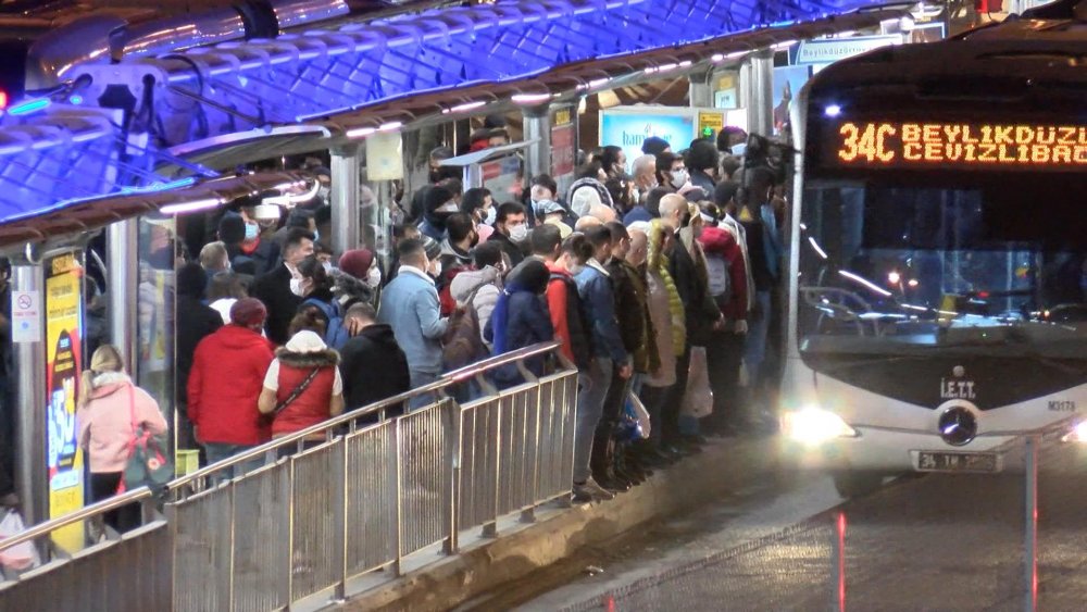 Metrobüs ve tramvay duraklarında yoğunluk