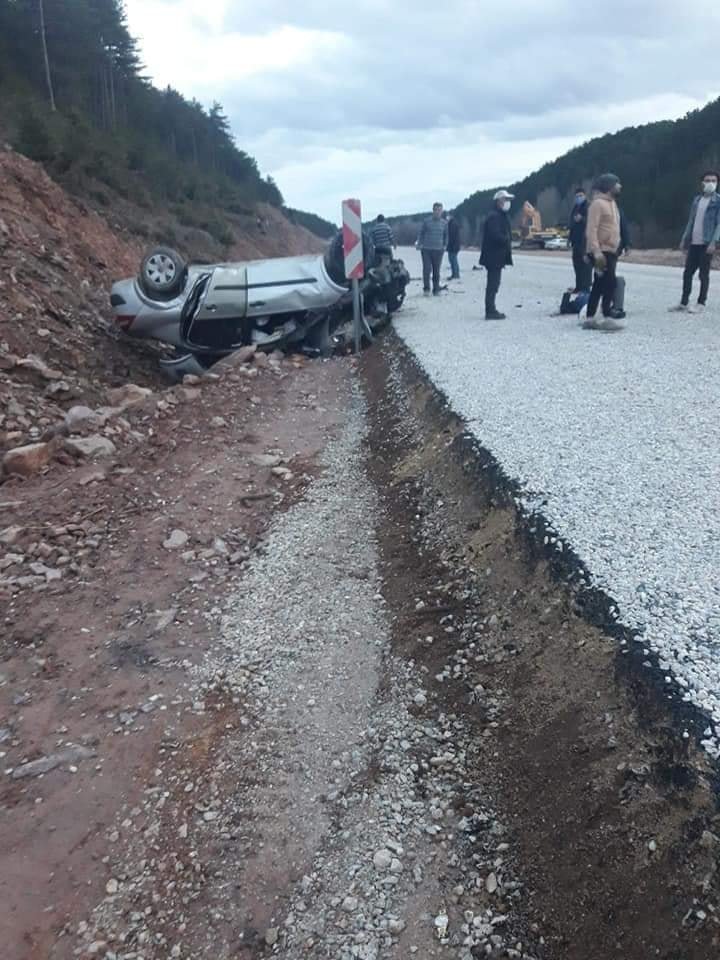 Takla atan otomobildeki çifti ölüm ayırdı