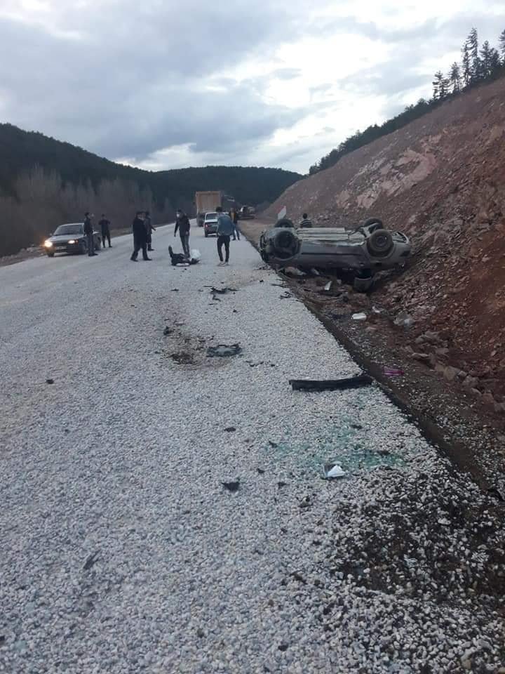 Takla atan otomobildeki çifti ölüm ayırdı