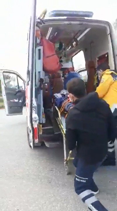 Tarım aracı devrildi: 7 yaralı