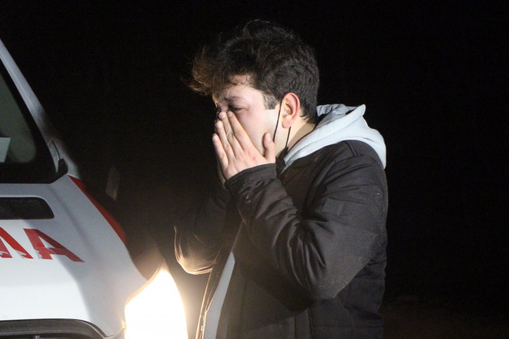 Yaralıya kalp masajı yapıldığı sırada yakınları  korkuyla izledi