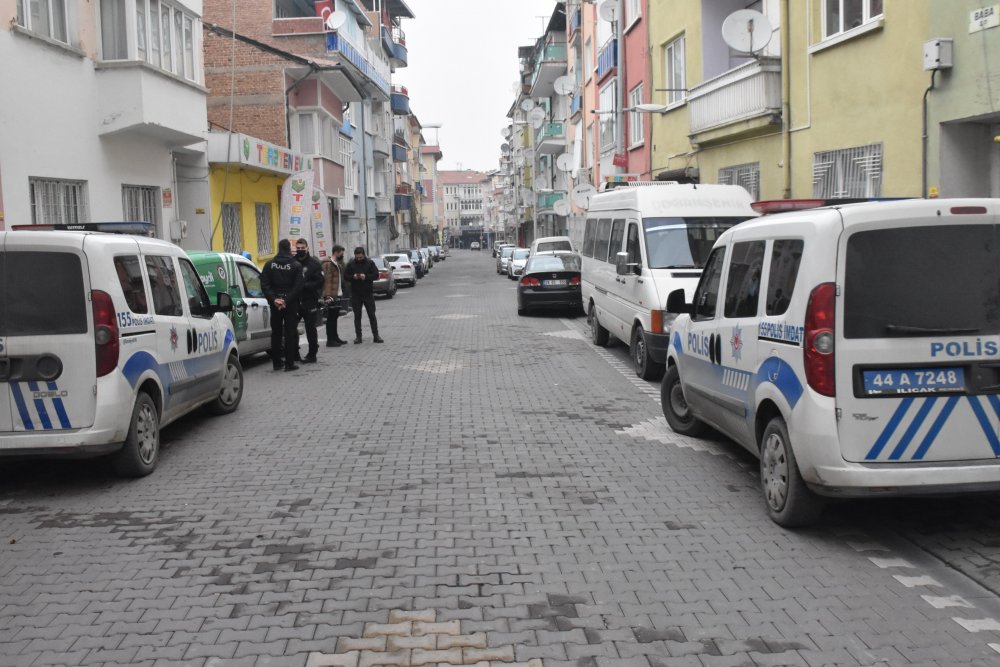 Annesini rehin alan genci polis ikna etti