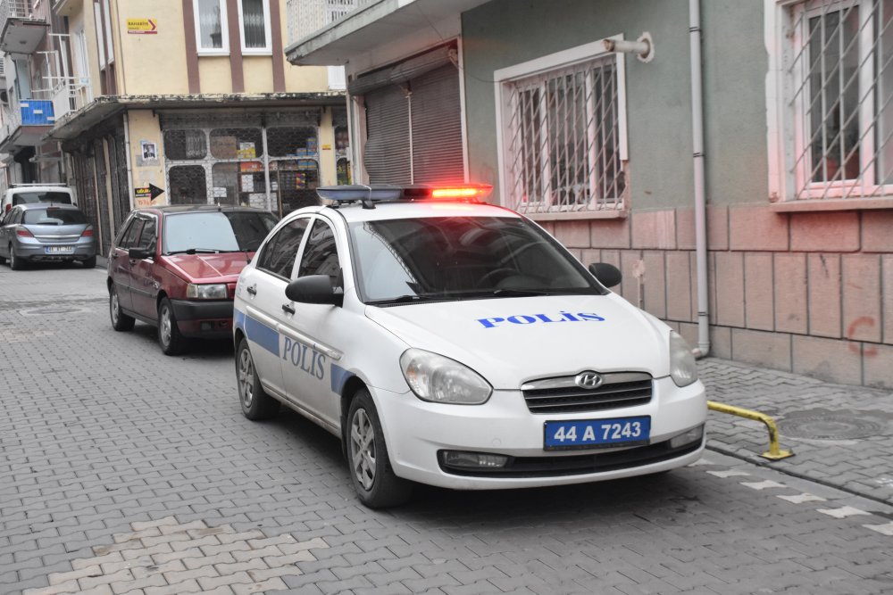 Annesini rehin alan genci polis ikna etti