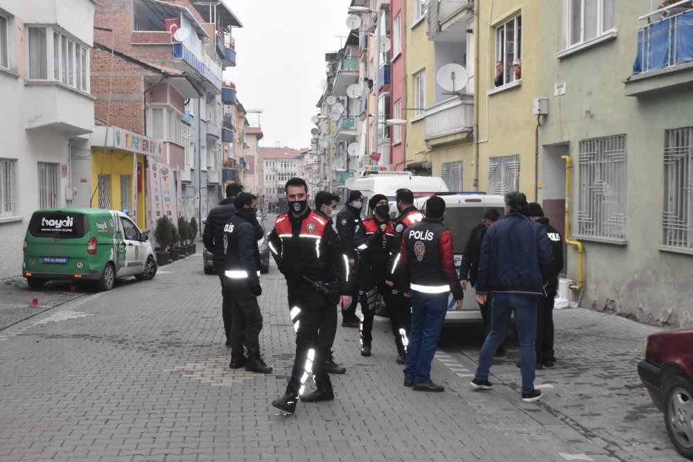 Annesini rehin alan genci polis ikna etti