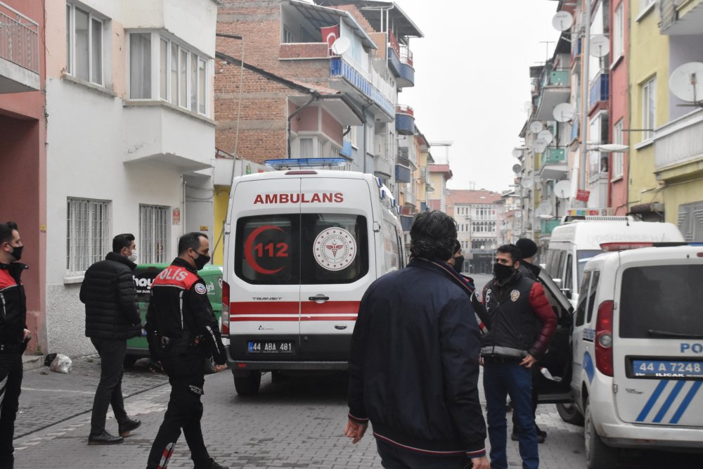 Annesini rehin alan genci polis ikna etti