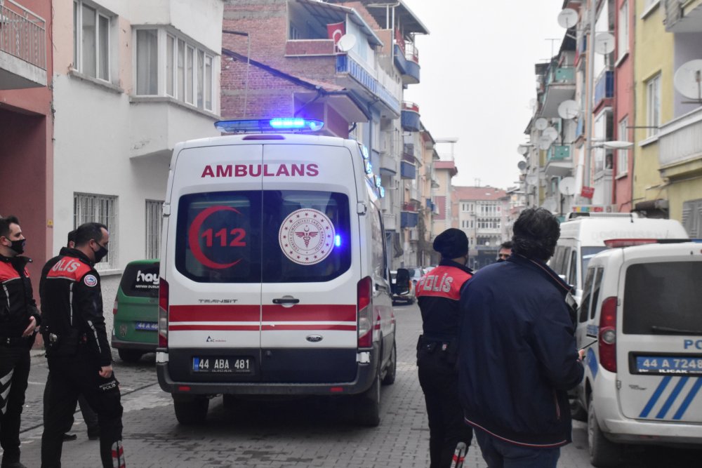 Annesini rehin alan genci polis ikna etti