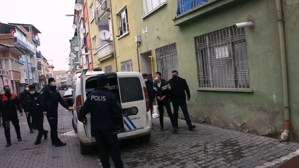 Annesini rehin alan genci polis ikna etti