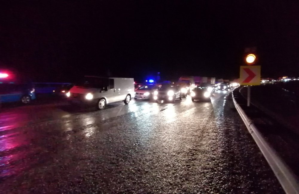 Bariyerlere çarpan TIR'dan fırlayan sürücü, denize düşerek kayboldu