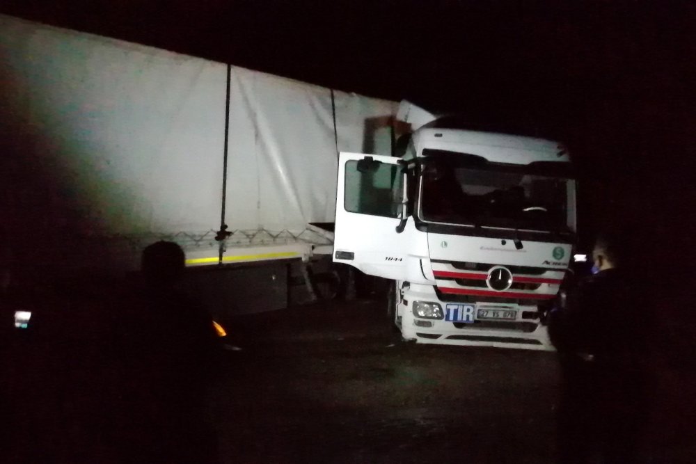 Bariyerlere çarpan TIR'dan fırlayan sürücü, denize düşerek kayboldu