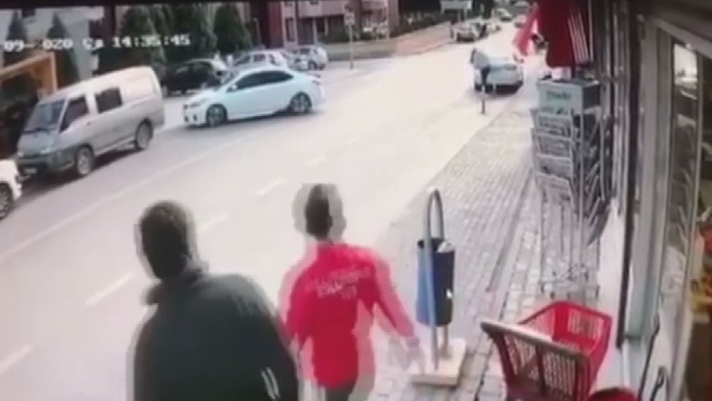 Devrilen motosiklet sürücüsünün sürüklenip, otomobile çarptığı anlar kamerada
