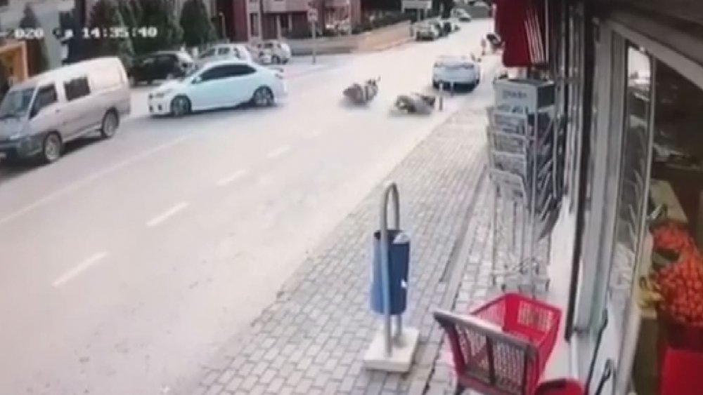Devrilen motosiklet sürücüsünün sürüklenip, otomobile çarptığı anlar kamerada