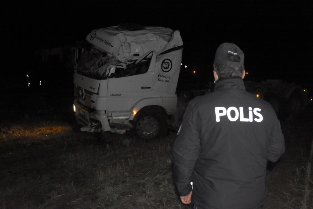 Düz kontak yapılarak çalınan atık kamyonu, tarlada kaza yapmış olarak bulundu
