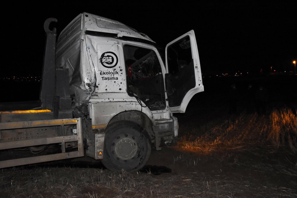 Düz kontak yapılarak çalınan atık kamyonu, tarlada kaza yapmış olarak bulundu