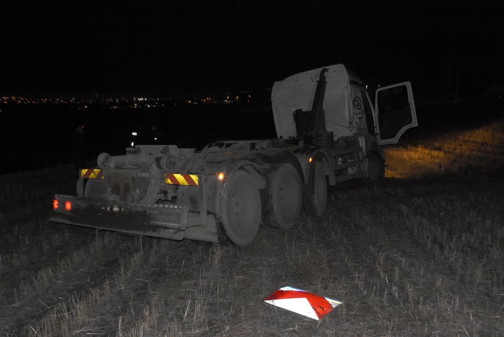 Düz kontak yapılarak çalınan atık kamyonu, tarlada kaza yapmış olarak bulundu