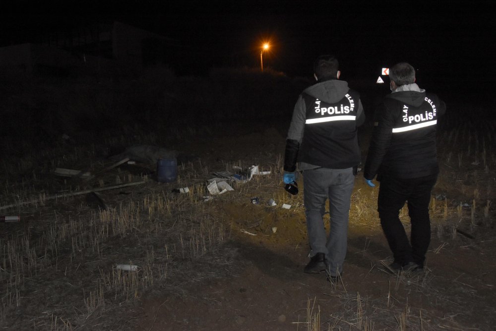 Düz kontak yapılarak çalınan atık kamyonu, tarlada kaza yapmış olarak bulundu
