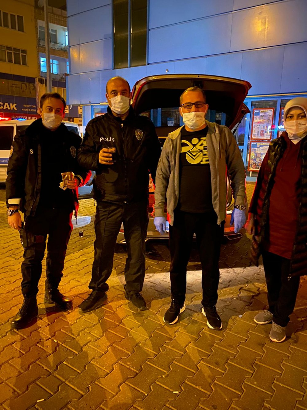 Kayseri'de, eksi 2 derecede görev yapan polislere vatandaştan çay ve poğaça ikramı