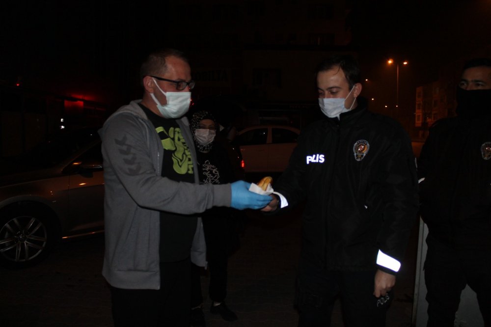 Kayseri'de, eksi 2 derecede görev yapan polislere vatandaştan çay ve poğaça ikramı