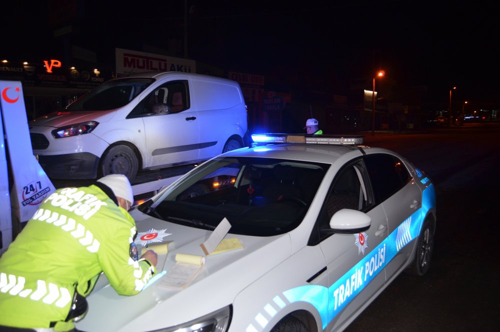 Kısıtlamada alkollü yakalanan sürücü, ceza uygulanırken koşarak kaçtı