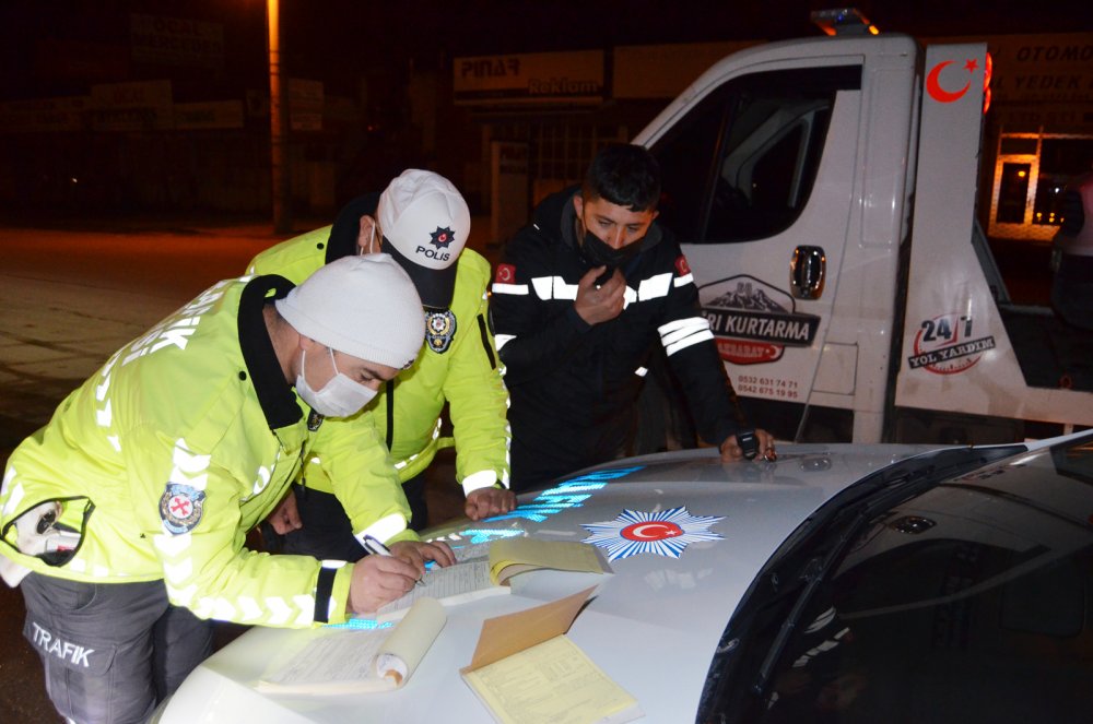 Kısıtlamada alkollü yakalanan sürücü, ceza uygulanırken koşarak kaçtı