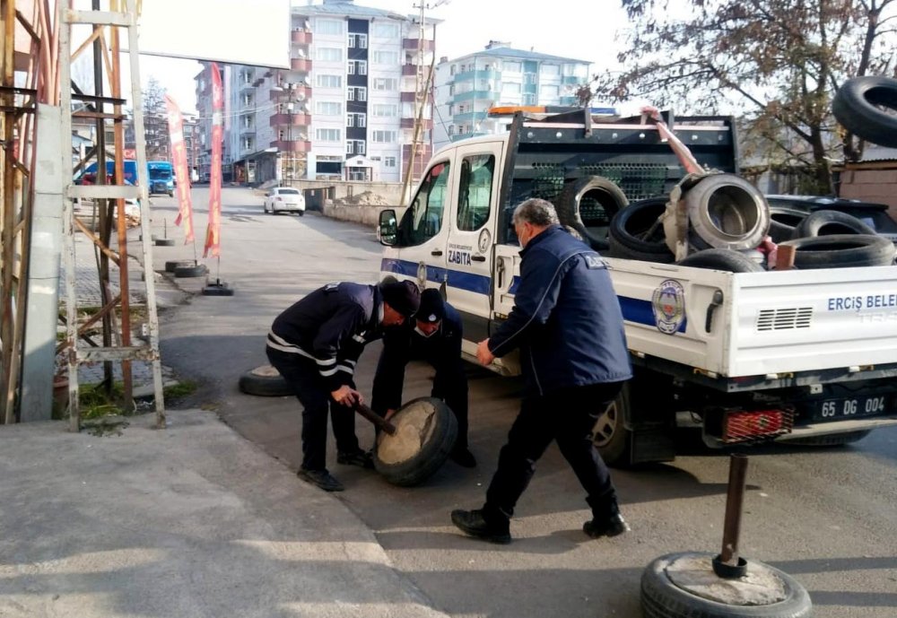 Kısıtlamada kaldırımları işgal eden flama, duba ve araç lastiklerini topladılar 