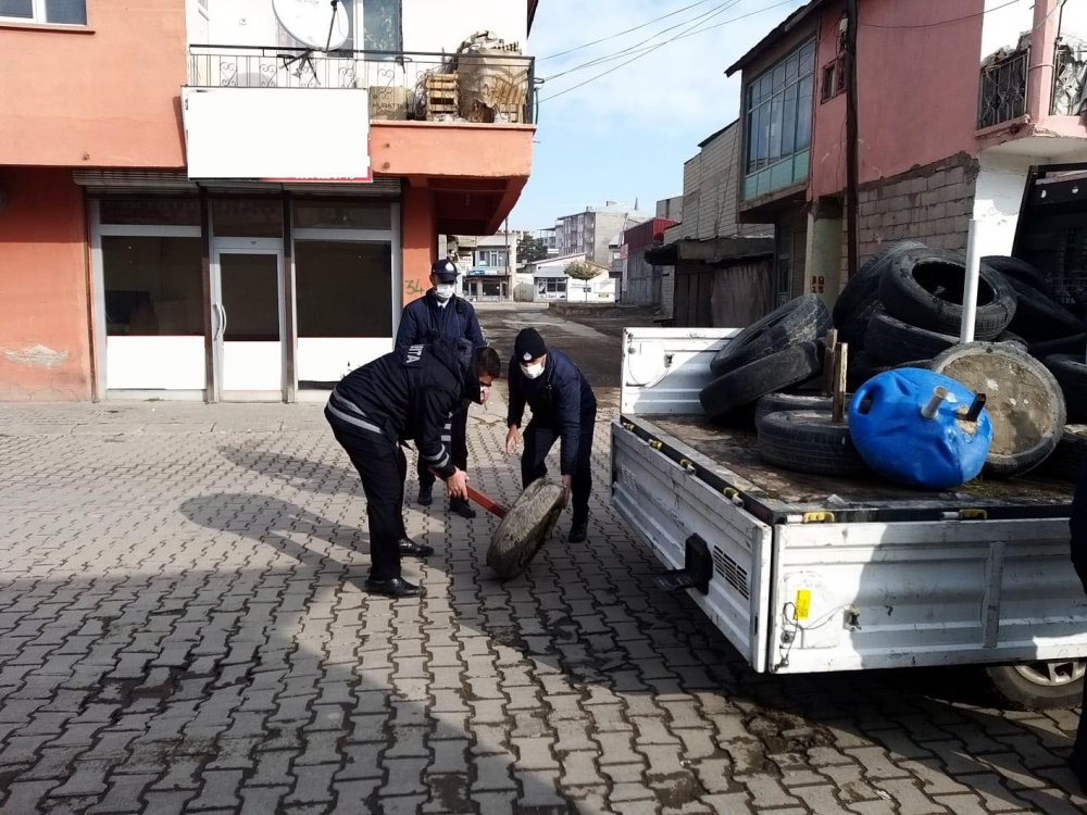 Kısıtlamada kaldırımları işgal eden flama, duba ve araç lastiklerini topladılar 