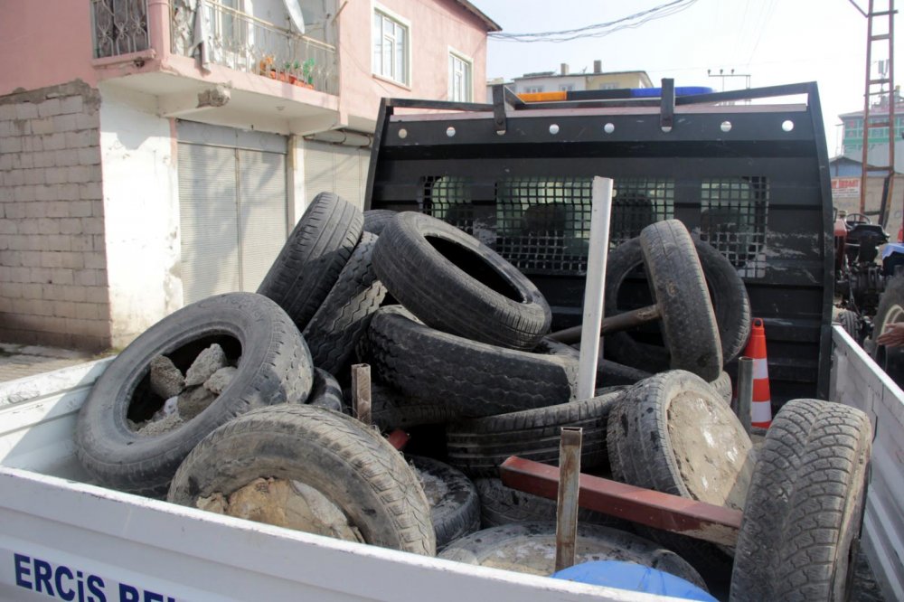 Kısıtlamada kaldırımları işgal eden flama, duba ve araç lastiklerini topladılar 