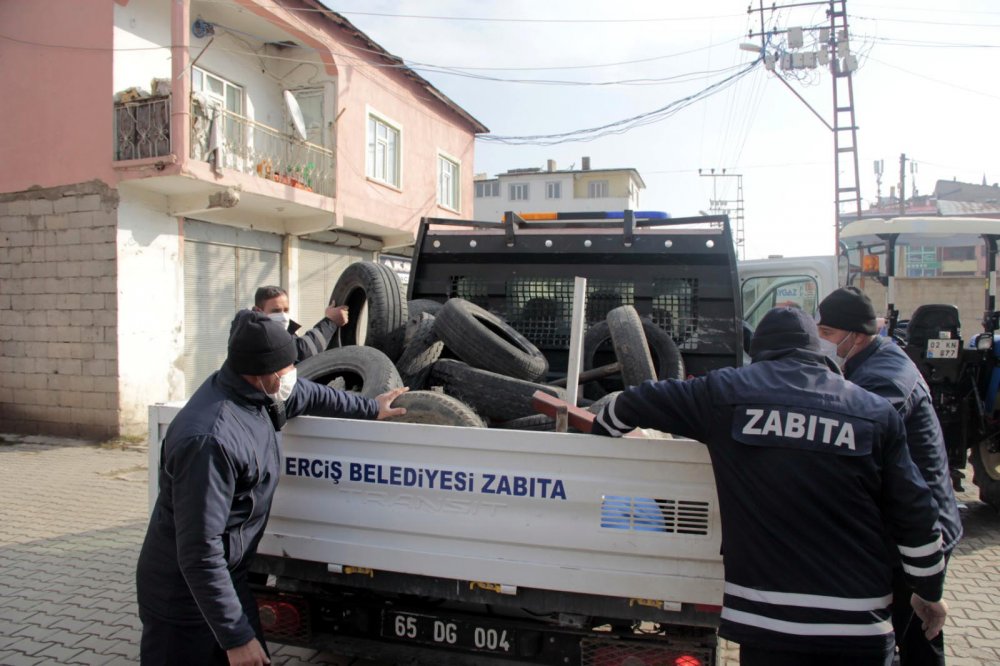 Kısıtlamada kaldırımları işgal eden flama, duba ve araç lastiklerini topladılar 