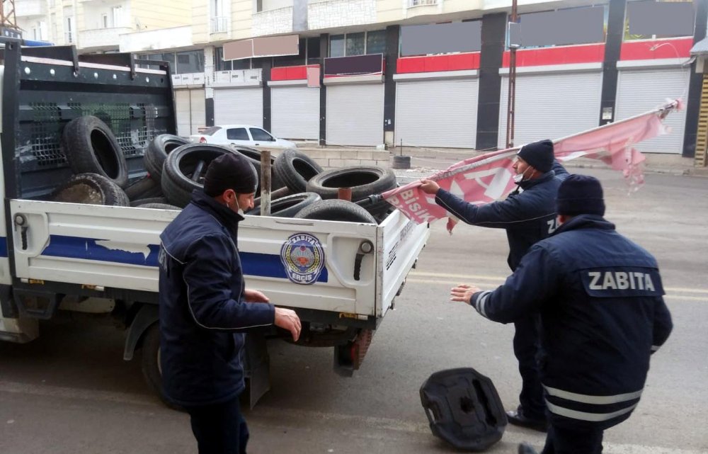 Kısıtlamada kaldırımları işgal eden flama, duba ve araç lastiklerini topladılar 