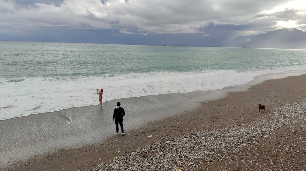 Kısıtlamadan muaf turist, dalgalarla selfie yaptı