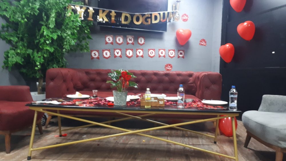Koronavirüsün arttığı Adana'da doğum günü partisine baskın