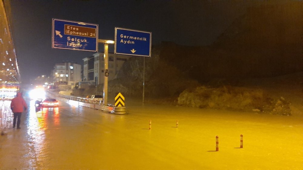Kuşadası'nda sağanak hayatı olumsuz etkiledi