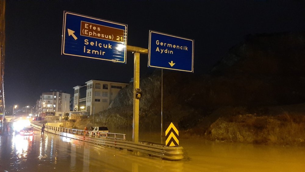 Kuşadası'nda sağanak hayatı olumsuz etkiledi