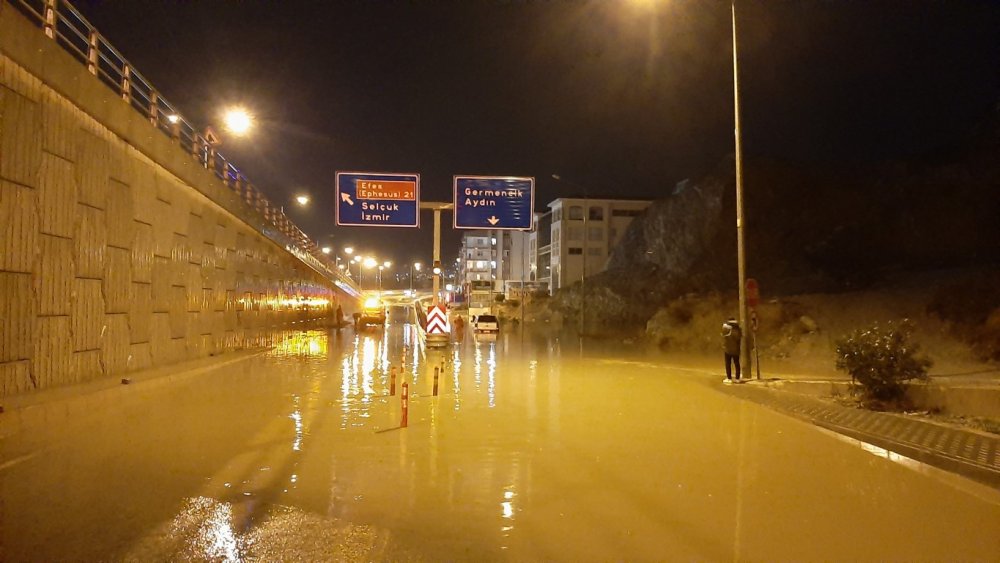 Kuşadası'nda sağanak hayatı olumsuz etkiledi