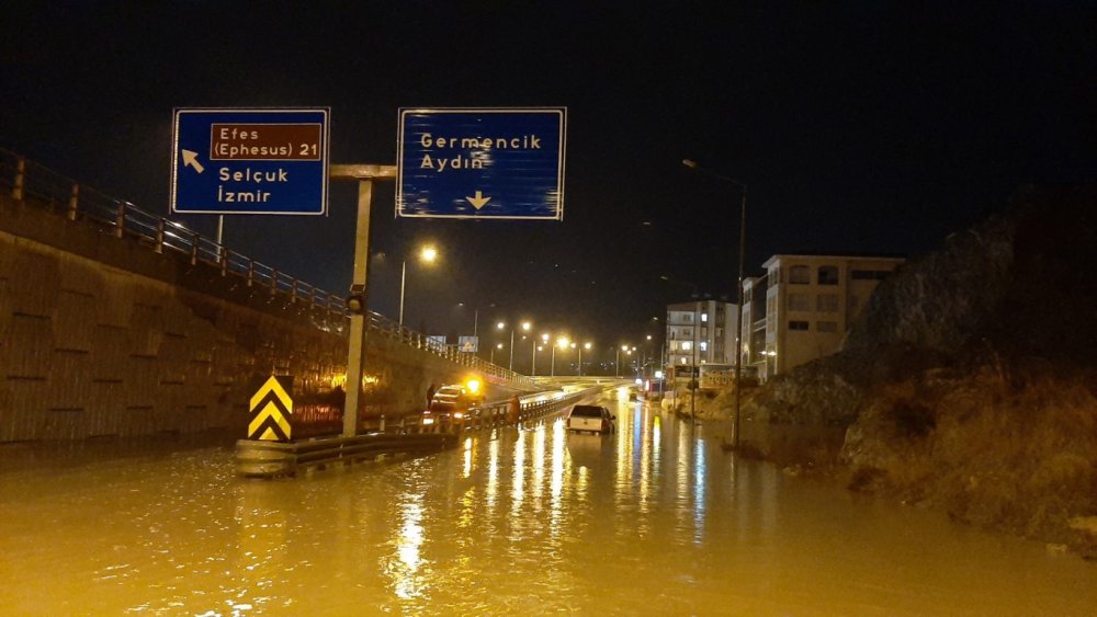 Kuşadası'nda sağanak hayatı olumsuz etkiledi