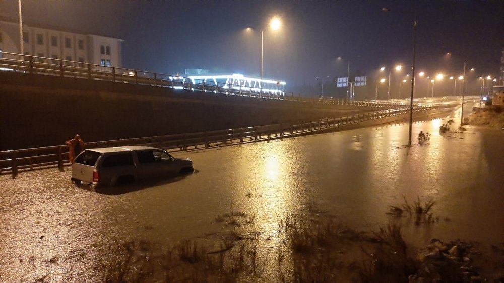 Kuşadası'nda sağanak hayatı olumsuz etkiledi