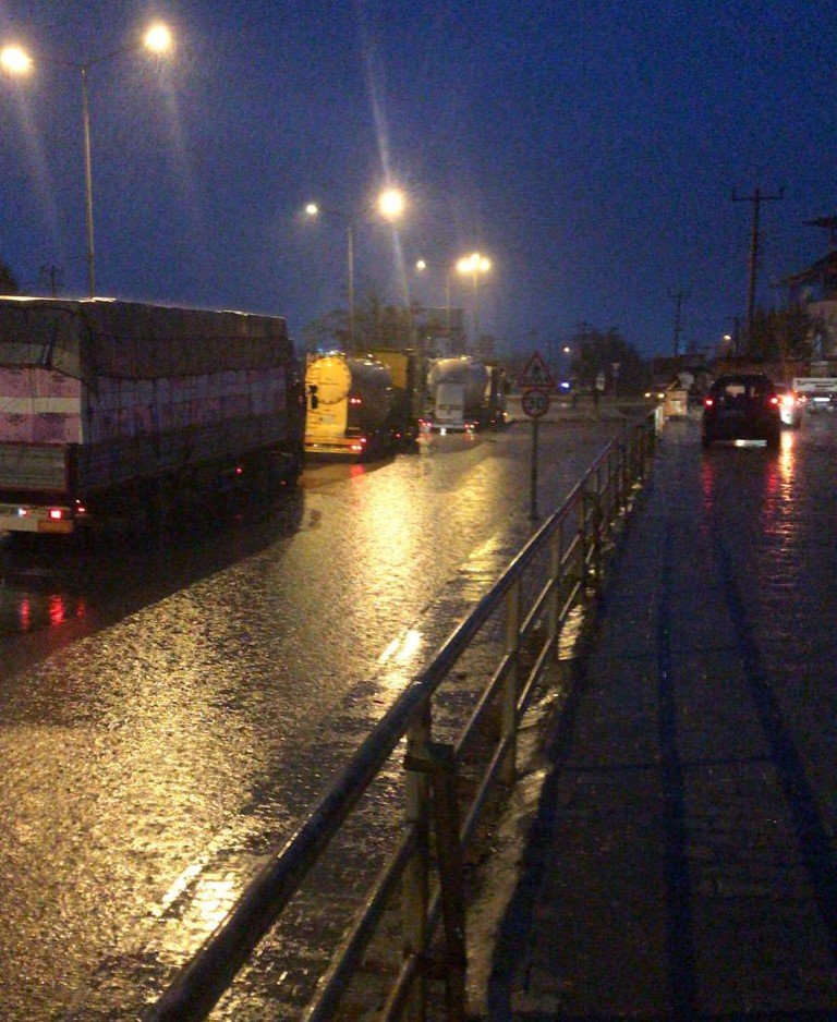 Söke'de taşan dere, karayolunu kapattı