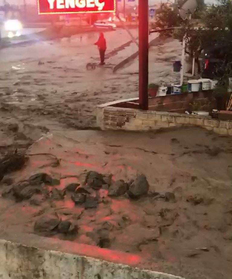 Söke'de taşan dere, karayolunu kapattı