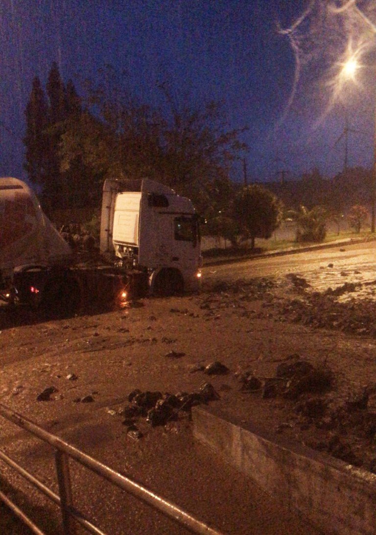 Söke'de taşan dere, karayolunu kapattı