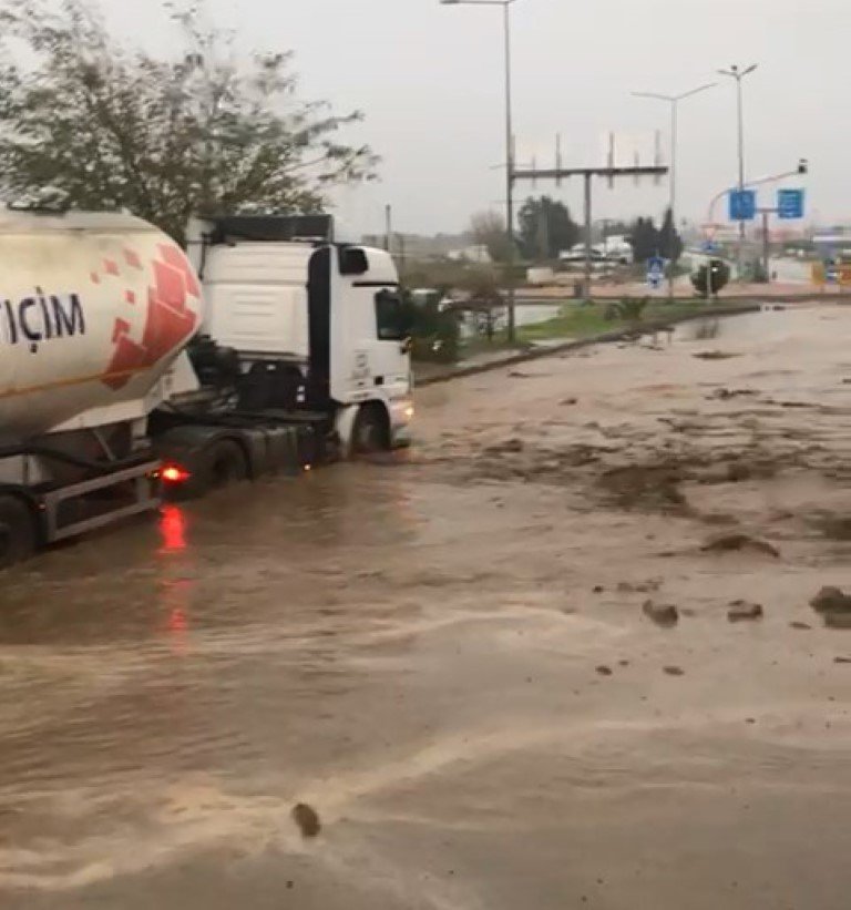 Söke'de taşan dere, karayolunu kapattı