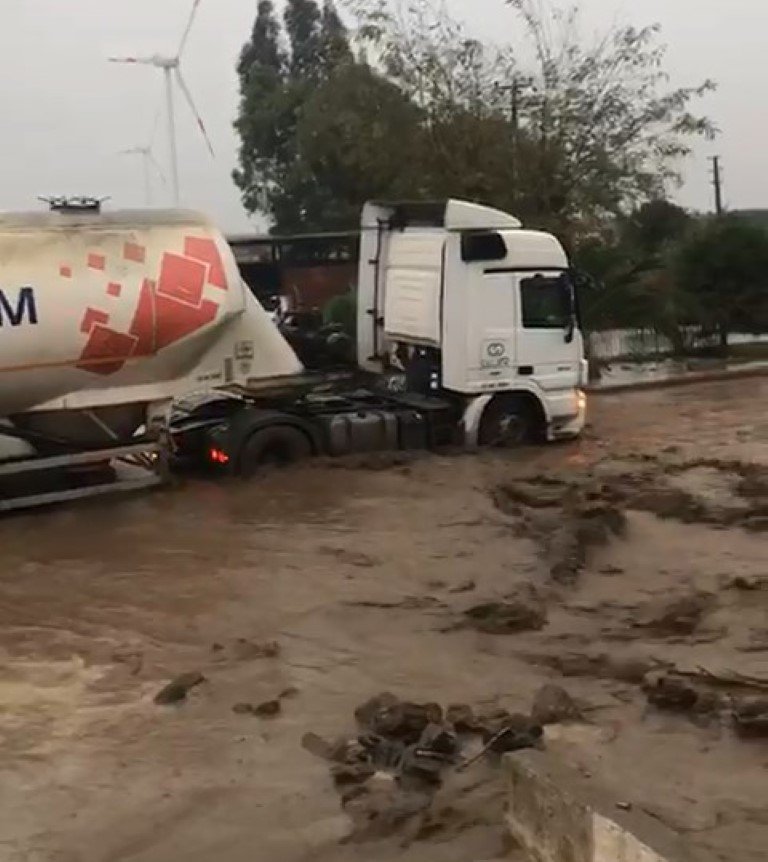 Söke'de taşan dere, karayolunu kapattı