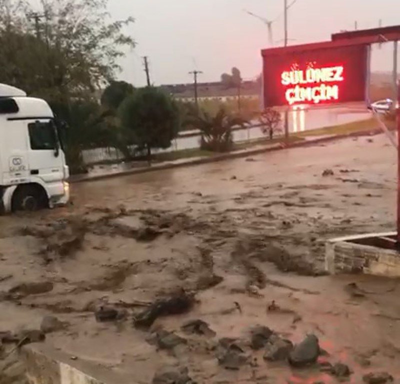 Söke'de taşan dere, karayolunu kapattı