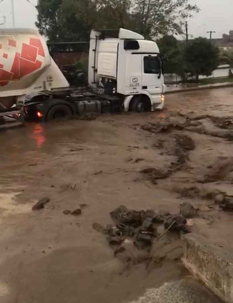 Söke'de taşan dere, karayolunu kapattı