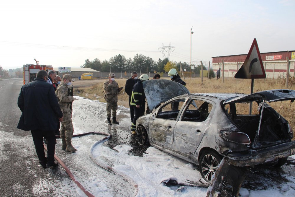 Tarladan dönen çiftçinin otomobili yandı