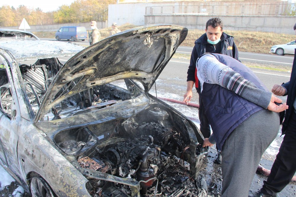 Tarladan dönen çiftçinin otomobili yandı