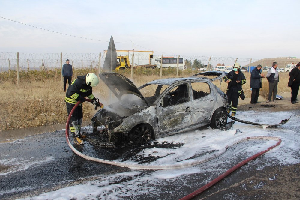 Tarladan dönen çiftçinin otomobili yandı