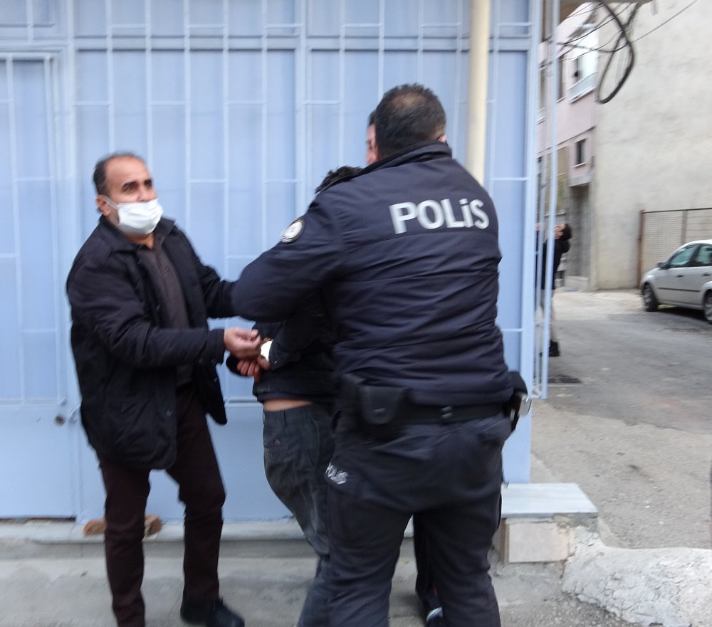 Binayı yakan şüpheliyi mahalleli yakaladı, linç edilmekten polis kurtardı