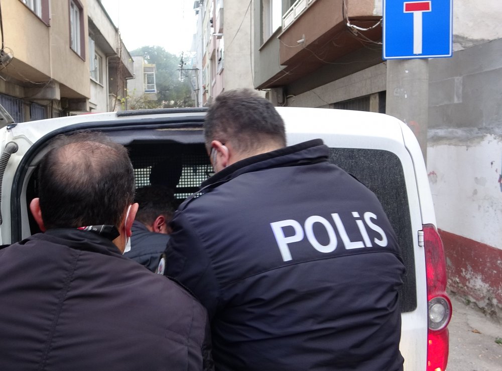 Binayı yakan şüpheliyi mahalleli yakaladı, linç edilmekten polis kurtardı
