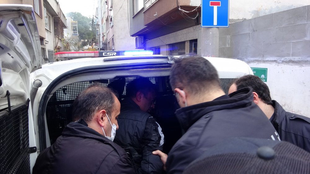 Binayı yakan şüpheliyi mahalleli yakaladı, linç edilmekten polis kurtardı