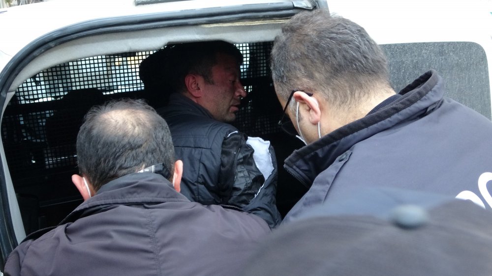 Binayı yakan şüpheliyi mahalleli yakaladı, linç edilmekten polis kurtardı