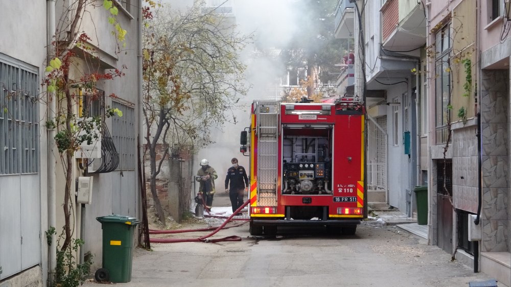 Binayı yakan şüpheliyi mahalleli yakaladı, linç edilmekten polis kurtardı